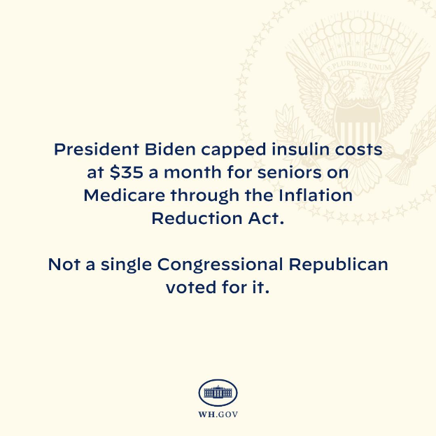 Ein Plakat mit Logo und Text, auf dem "Präsident Biden beschränkte die Insulin-Kosten auf 35 Dollar pro Monat für Senioren mit Medicare durch das Inflation Reduction Act".
