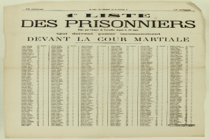 Eine alte, vergilbte Zeitung mit einer Liste von Gefangenen in zwei Spalten, eine für die Gefangenennummern und eine für die Namen, auf einem hellen cremefarbenen Hintergrund.