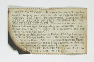 Ein Blatt Papier mit Text, auf dem steht, die Karte zu behalten, da sie die Kontonummer zeigt, die für die Bundesrentenversicherung und Arbeitslosenversicherung verwendet wird.