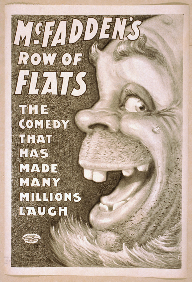 Plakat mit lachendem Menschen mit wilden Haaren, weiten Augen und einem breiten Grinsen auf einem hellgelben Hintergrund, mit dem Text "McFadden's Row of Flats: The Comedy That Has Made Many Millions Laugh."