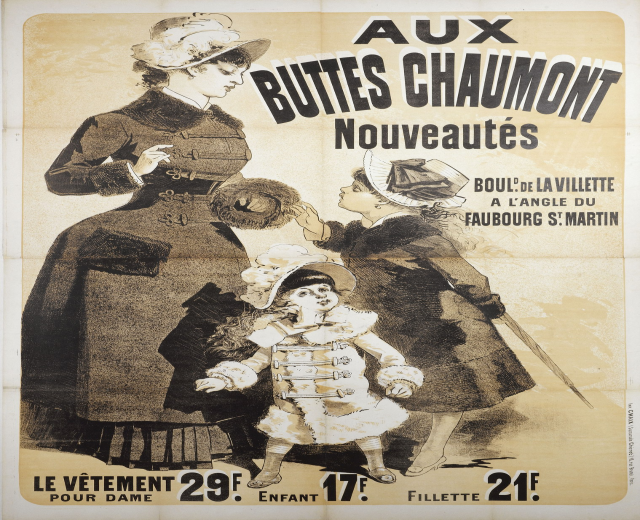 Ein Mode-Show-Plakat mit einer Frau in einem langen, hochgeschlossenen Kleid mit langen Ärmeln und einem Kind in einem passenden Kleid und Hut, die sich umarmen und in die Ferne schauen.