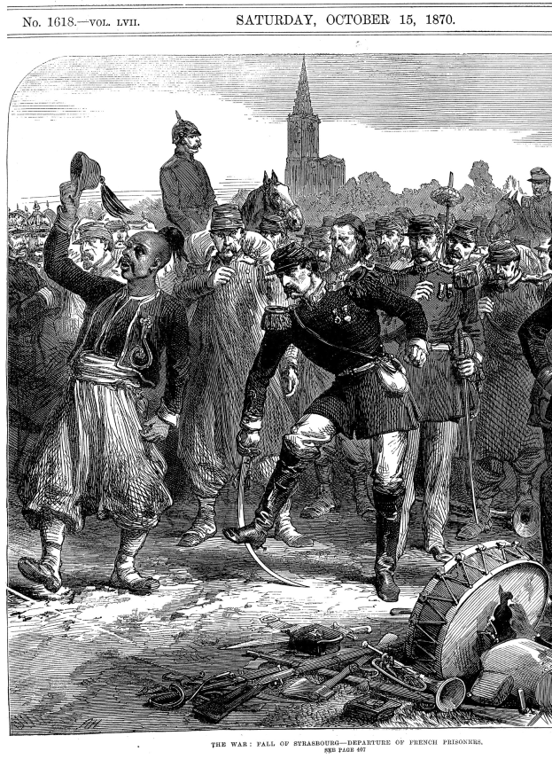 Schwarz-weißes historisches Bild, das eine Gruppe verzweifelter Menschen vor einem hohen, imposanten Gebäude zeigt, während des Sachsen-Anhalt-Kriegs am 15. Oktober 1870, mit einem orangen Sonnenuntergang.