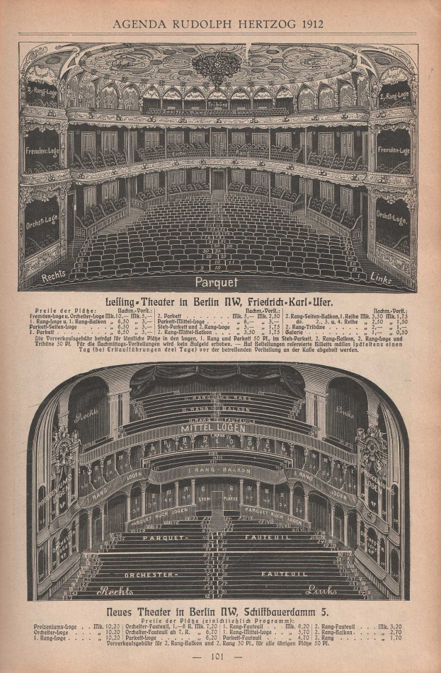 Schwarz-weiß-Illustration einer alten Buchseite mit einem großen Auditorium in Berlin, Deutschland aus dem Jahr 1912 und begleitendem Text, der das Theaterlayout beschreibt.