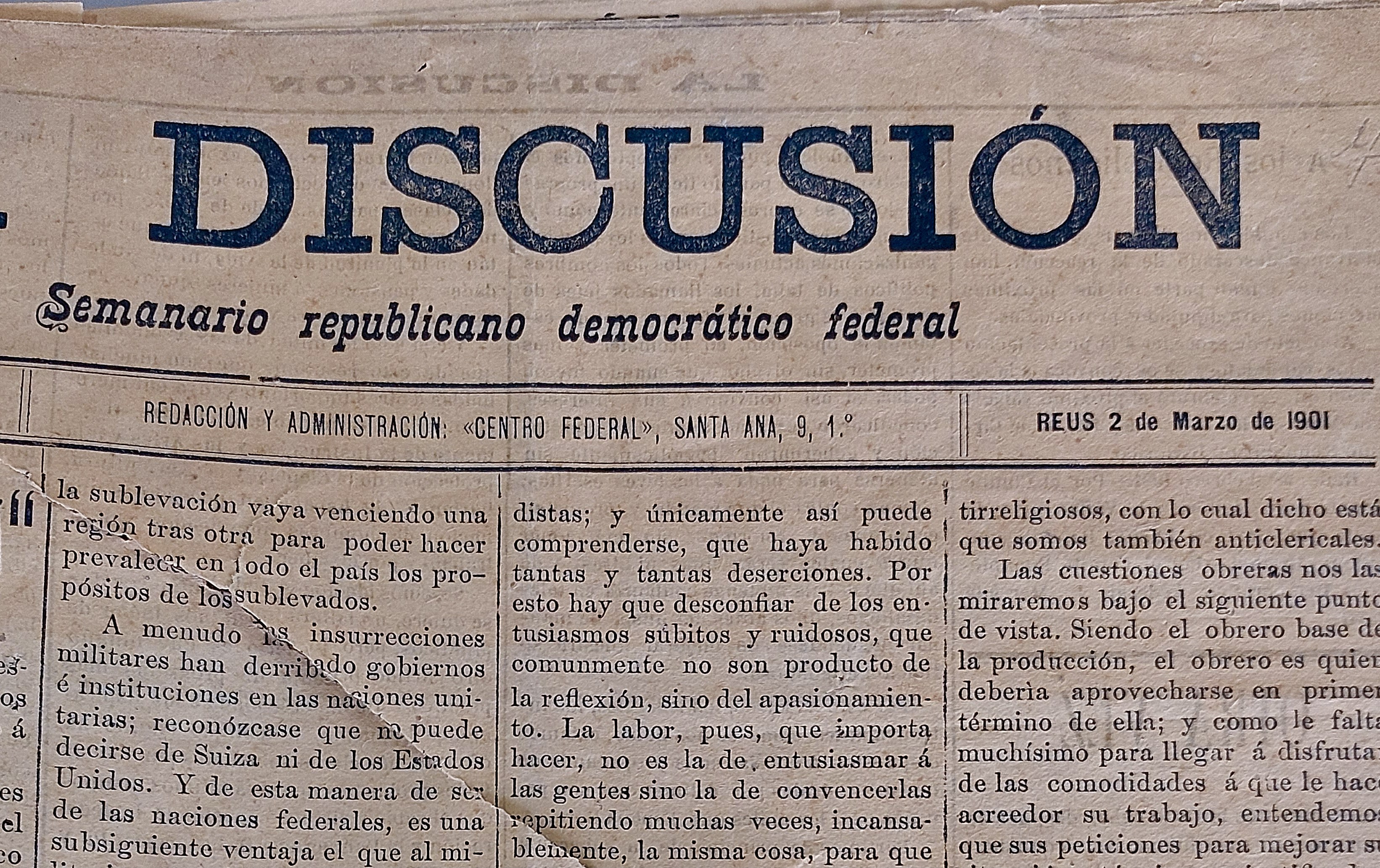 Gelblicher Zeitungsausschnitt mit schwarzer Tinte, Überschrift "Semanario Repúblicano Democrático Federal", das Wort "Diskussion" leicht zerknittert und gut gehandhabt.