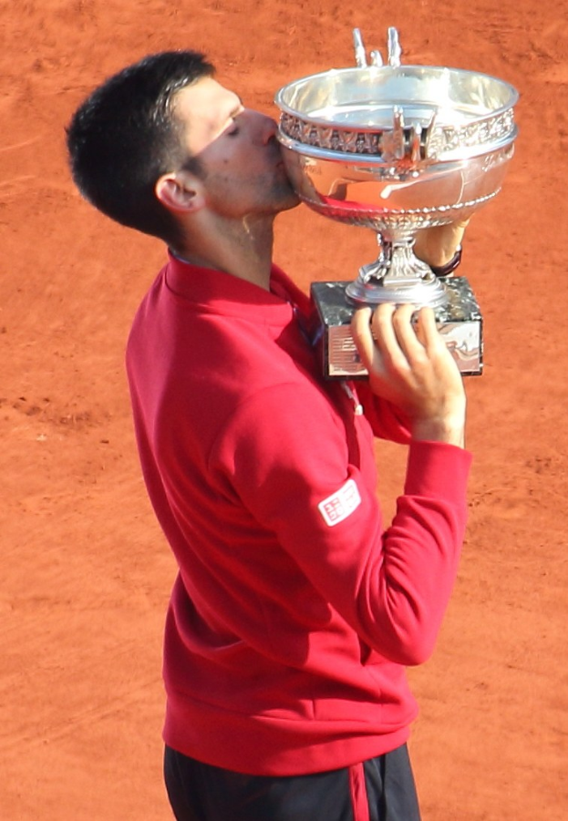 Novak Djokovic hält und küsselt den French-Open-Pokal nach seinem Sieg gegen Rafael Nadal im Herrensingelfinale.
