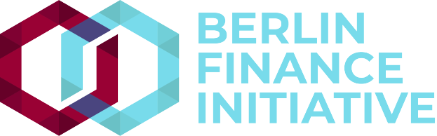 Das Logo der Berlin Finance Initiative zeigt einen blauen Kreis mit weißer Umrandung und einem weißen 'B' in der Mitte, umgeben von einem weißen Ring mit einem blau-weißen Karomuster, alles vor einem weißen Hintergrund mit der schwarzen Schrift 'Berlin Finance Initiative' in Fettschrift.