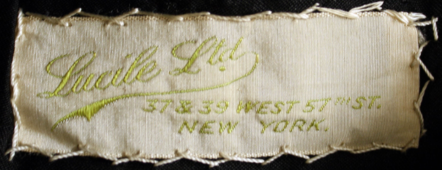 Nahaufnahme von Gewebe mit einem Etikett, auf dem likely der Name des Kleidungsstücks steht.