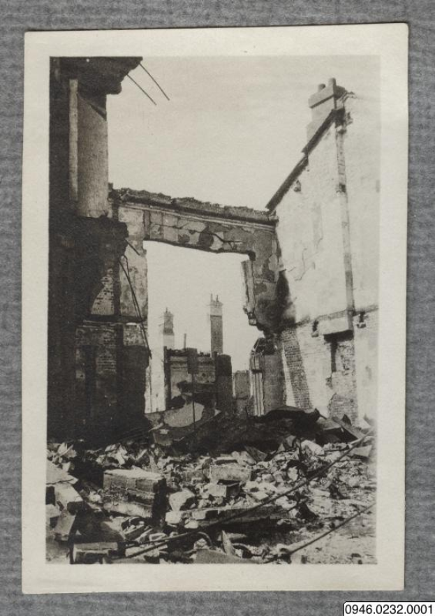 Ein Schwarz-Weiß-Foto der Ruinen eines Gebäudes in einer Stadt, mit dem Text "Zweiter Weltkrieg - deutsche Postkarte - Ruinen von Berlin" unten.