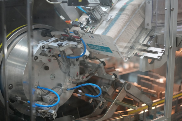 Automatisierte Verpackungssystemmaschine auf einem Fabriktor mit leicht unscharfen Hintergrundobjekten.