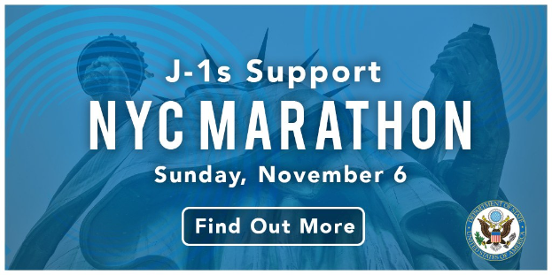 Plakat, das den New York City Marathon am Sonntag, den 6. November, ankündigt mit dem Text "j-1s unterstützen NYC Marathon" und dem Logo des Events.