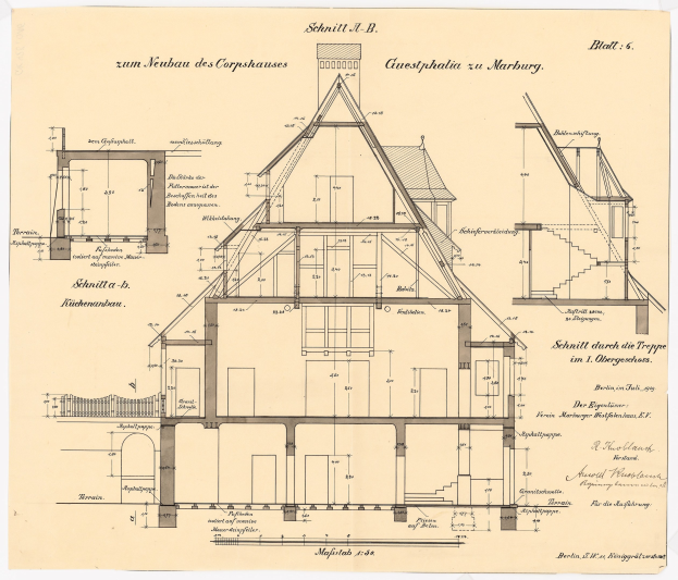 Schwarze und weiße architecturale Zeichnung eines Hauses mit zahlreichen Fenstern und einem geneigten Dach, beschriftet als erstes Haus in Deutschland, begleitet von detaillierten Strukturplänen und Text.